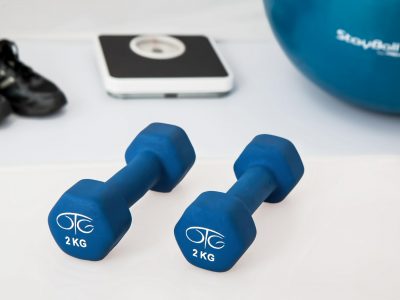 Trainers, two 2 kg hand weights, a medicine ball and scales